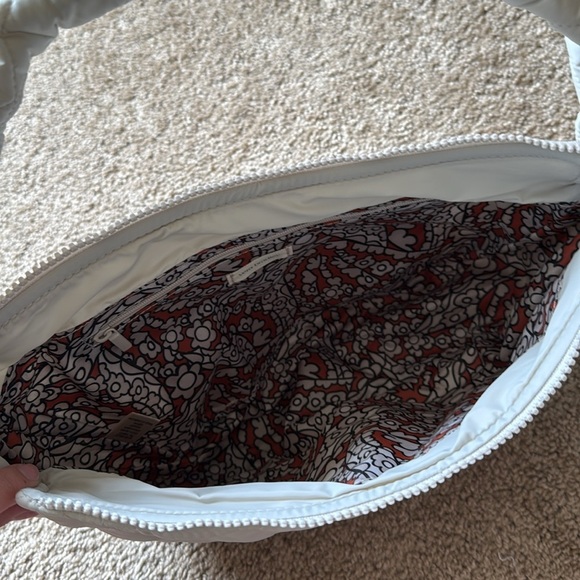 NWOT Vera Bradley Tifton Quilted Shoulder Bag Light Grey - Picture 4 of 6